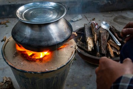 3 mars 2024, Uttarakhand Inde. Xoethi Cuisson : Poêle à argile extérieure avec bois de chauffage dans le village rural de Uttarakhand, Inde.