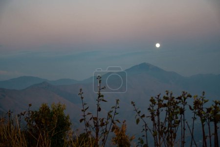 Téléchargez les photos : Bouddha Purnima : La pleine lune se lève au-dessus du sommet himalayen dans l'Uttarakhand, en Inde. - en image libre de droit