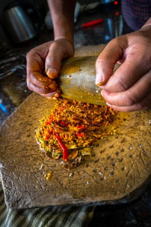 Foto de Rectificado tradicional de piedra de especias indias: Proceso de piedra artesanal en el hogar: patrimonio culinario. Uttarakhand - Imagen libre de derechos