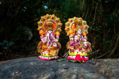 Téléchargez les photos : 1er mai 2024, Dehradun Uttarakhand Inde. Divinités indiennes Lord Ganesha et la déesse Lakshmi sculptures placées sur le dessus de pierre. - en image libre de droit