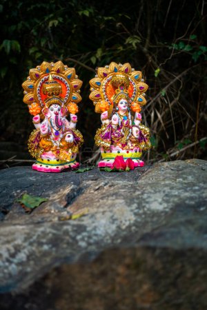 1er mai 2024, Dehradun Uttarakhand Inde. Divinités indiennes Lord Ganesha et la déesse Lakshmi sculptures placées sur le dessus de pierre.