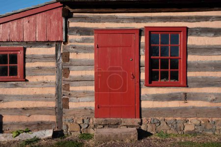 Téléchargez les photos : Closeup of exterior of Pennsylvania historic log cabin. Excellent texture and architectural detail and features. - en image libre de droit