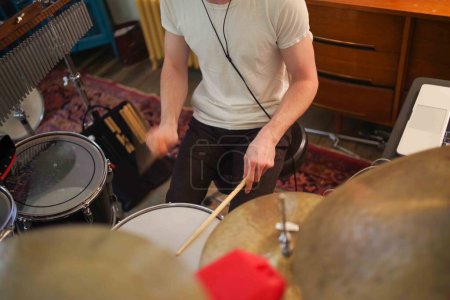Foto de Joven músico baterista en el kit de batería con tambores platillos y campanas movimiento borroso manos enfoque selectivo espacio de copia. - Imagen libre de derechos