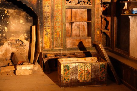 Téléchargez les photos : Old chest in historic house - en image libre de droit