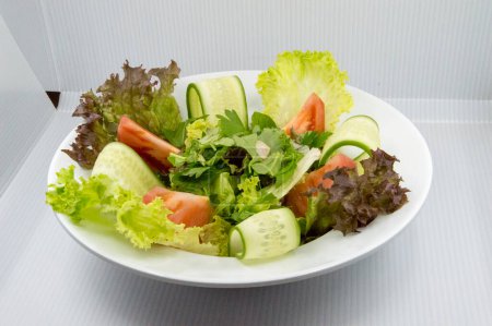 Téléchargez les photos : Salade fraîche au saumon, salade sur assiette - en image libre de droit