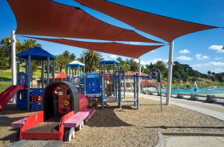Téléchargez les photos : Geelong VIC Australie-10 mars 2022 : l'aire de jeux sous l'ombre navigue près de la piscine pour enfants d'Eastern Beach. - en image libre de droit