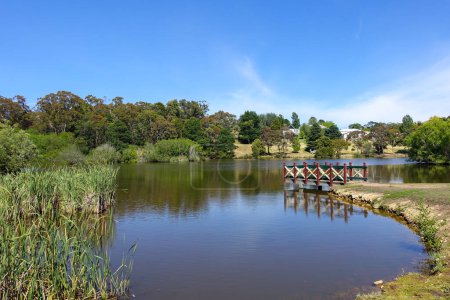 Schöne Landschaft am Daylesford Lake mit hölzerner Aussichtsplattform und saftig grünen Bäumen im Hintergrund. Die Naturattraktion in Australien Victorias Regionalstadt ist ein beliebter Ausflugsort.