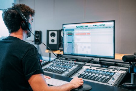 Foto de Vista lateral de un profesional masculino trabajando en un estudio de grabación de música - Imagen libre de derechos