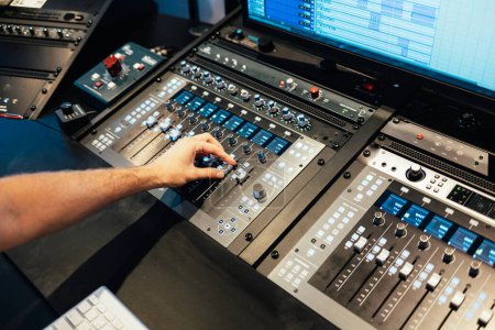 Gros plan d'une personne travaillant dans un studio d'enregistrement de musique