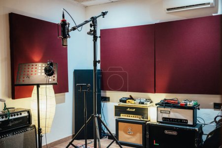 Téléchargez les photos : Espace intérieur avec outils dans un studio d'enregistrement de musique sans personnes - en image libre de droit
