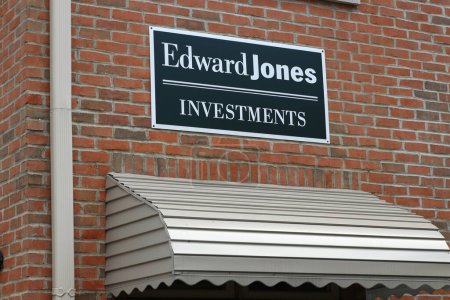 Téléchargez les photos : Bexley Ohio 9 septembre 2023 Edward Jones Investments - en image libre de droit