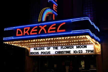 Foto de Bexley, Ohio-Estados Unidos enero 1, 2020: Drexel Movie Theater at night. - Imagen libre de derechos