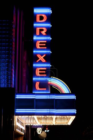 Foto de Bexley, Ohio-Estados Unidos enero 1, 2020: Drexel Movie Theater at night. - Imagen libre de derechos