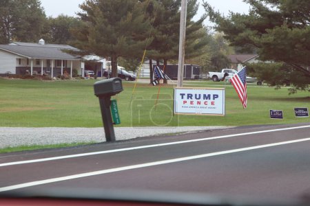 Téléchargez les photos : Lancaster, Ohio 5 octobre 2020Panneau de campagne Trump Pence dans le comté rural de Fairfield. - en image libre de droit