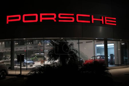 Téléchargez les photos : El Segundo, CA 15 sept. 2020 South Bay Porsche Concessionnaire - en image libre de droit