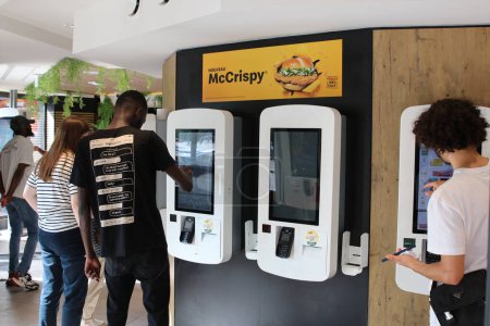 Téléchargez les photos : Paris France 08 Juillet, 2023 Les clients passant des commandes de menu à un kiosque McDonalds dans le centre de Paris - en image libre de droit