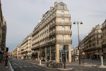 Téléchargez les photos : Paris France Juillet 08, 2023 Trafic de mi-journée dans le centre de Paris - en image libre de droit