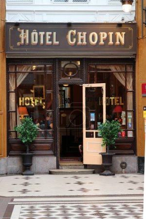 Téléchargez les photos : Paris France 08 juillet 2023 Hotel Chopin est un hôtel de charme et abordable situé dans l'une des plus anciennes galeries couvertes de Paris. - en image libre de droit
