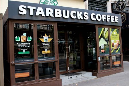 Téléchargez les photos : Paris France 12 juillet 2023 Starbucks Coffee Shoppe - en image libre de droit