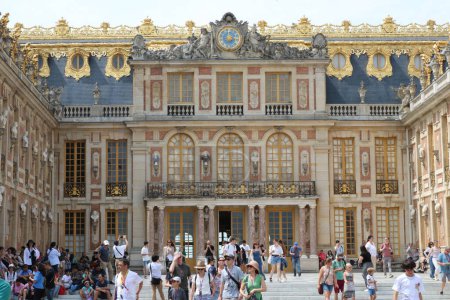 Téléchargez les photos : Paris France 10 juillet 2023 Visite touristique des lieux et des salles du Château de Versailles.La résidence principale des rois de France de Louis XIV à Louis XVI. - en image libre de droit