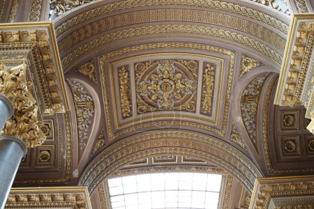 Téléchargez les photos : Paris France 12 juillet 2023 Plafond détaillé complexe dans le Palais de Vesailles - en image libre de droit