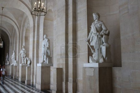 Téléchargez les photos : Paris France 10 juillet 2023Le château de Versailles fut la résidence principale des rois de France de Louis XIV à Louis XVI. Statues historiques orne le hall du palais massif. - en image libre de droit