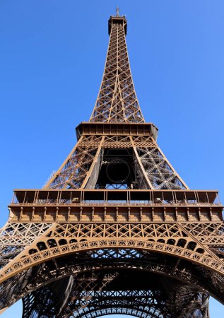 Téléchargez les photos : Paris France 08 juillet 2023La Tour Eiffel est une tour en treillis de fer forgé située sur le Champ de Mars à Paris, en France. Il est nommé d'après l'ingénieur Gustave Eiffel, dont l'entreprise a conçu et construit. - en image libre de droit