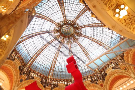 Téléchargez les photos : Paris France Juillet 09, 2023Galeries Lafayette Haussmann est un magasin phare et connu pour être l'un des meilleurs magasins de tout Paris. - en image libre de droit
