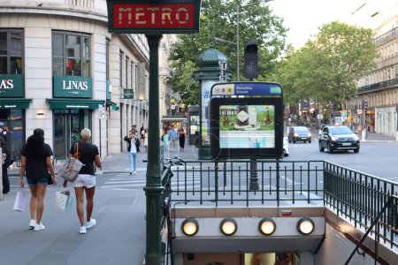 Téléchargez les photos : Paris France 10 juillet 2023 Entrée au métro Paris Metro Commuter - en image libre de droit