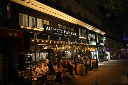 Téléchargez les photos : Paris France Juillet 08, 2023 Au Ptit Paname Cafe est un bistrot accueillant sur les Grands Boulevards où les habitants et les touristes aiment se rencontrer autour d'une assiette de bonne nourriture et de bon vin - en image libre de droit