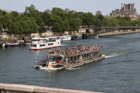 Téléchargez les photos : Paris France 11 juillet 2023 Parisene River Cruises sont un choix de transport populaire pour visiter Paris. - en image libre de droit