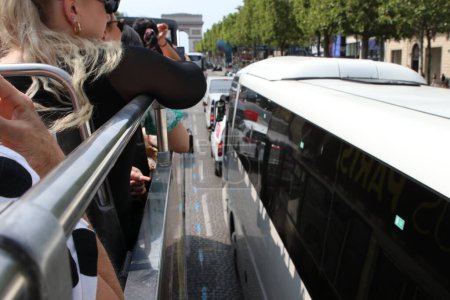 Téléchargez les photos : Paris France Juillet 08, 2023Circuit touristique au sommet du Big Bus qui fait plusieurs arrêts dans les monuments et monuments les plus populaires de la ville. - en image libre de droit