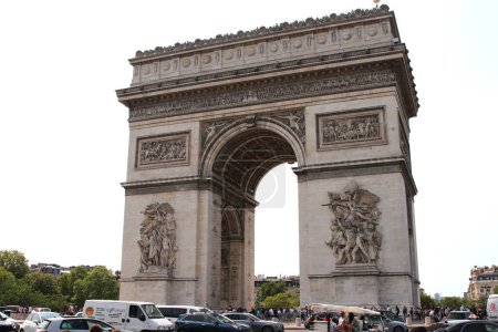 Téléchargez les photos : Paris France 08 juillet 2023L'Arc de Triomphe de renommée mondiale, situé à l'extrémité ouest des Champs-lyses au centre de la Place Charles de Gaulle - en image libre de droit