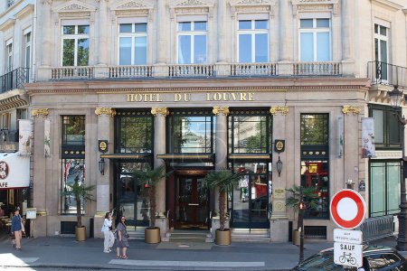 Téléchargez les photos : Paris France 08 juillet 2023 L'Hôtel Du Louvre est une boutique haut de gamme située au cœur du centre de Paris. - en image libre de droit