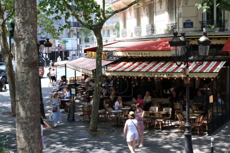 Téléchargez les photos : Paris France 9 Juillet 2023 Le Metro Cafe offre une grande sélection de menus assortiments de vins et spiritueux pour les Parisiens locaux ainsi que de nombreux touristes qui visitent l'une des villes les plus populaires de France. - en image libre de droit