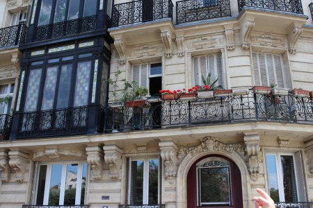 Téléchargez les photos : Paris France 10 juillet 2023 Les balcons parisiens emblématiques sont un incontournable pour de nombreuses maisons autour de Paris. - en image libre de droit