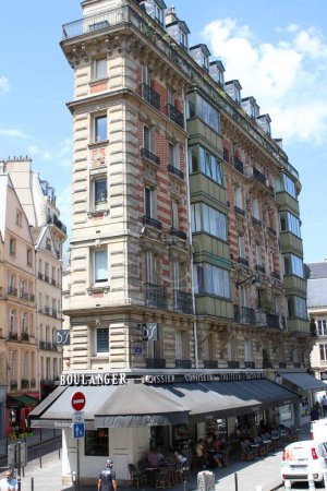 Téléchargez les photos : Paris France 10 juillet 2023 Les balcons parisiens emblématiques sont un incontournable pour de nombreuses maisons autour de Paris. - en image libre de droit
