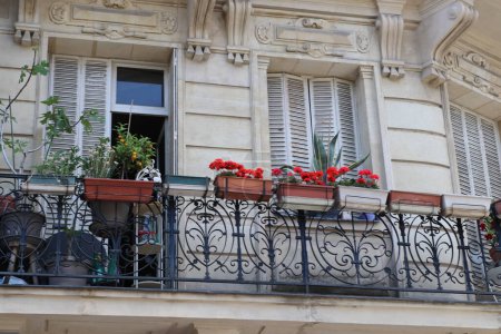 Téléchargez les photos : Paris France 10 juillet 2023Les balcons parisiens emblématiques sont un incontournable pour de nombreuses maisons autour de Paris. - en image libre de droit