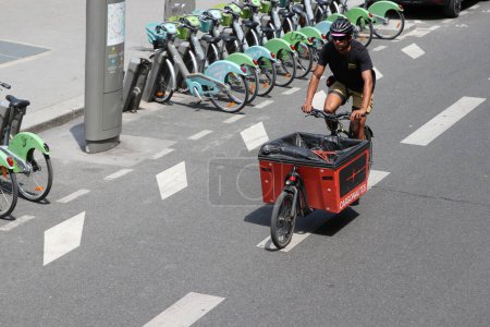 Téléchargez les photos : Paris France 11 juillet 2023 Bicyclette Les taxis sont des moyens alternatifs pour se déplacer dans la ville. - en image libre de droit