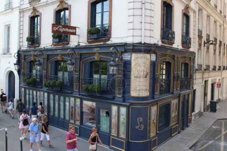 Téléchargez les photos : Paris France 9 juillet 2023 Le Laperousse Cafe offre une grande sélection de menus assortiments de vins et spiritueux pour les Parisiens locaux ainsi que de nombreux touristes qui visitent l'une des villes les plus populaires de France. - en image libre de droit