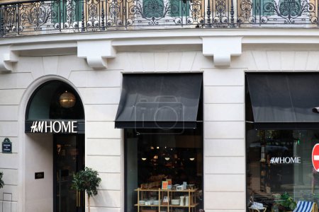 Téléchargez les photos : Paris France 12 juillet 2023 HM Home Store - en image libre de droit