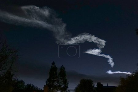 Un rastro de cohetes en el cielo nocturno del sur de California. 18 de marzo de 2024.