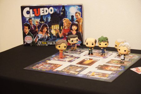 Foto de Game Cluedo with Funko Pop figures on the board. - Imagen libre de derechos