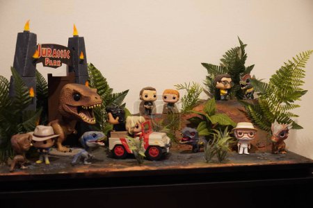 Téléchargez les photos : Diorama made with funko pop figures from the movie jurassic park, both characters and dinosaurs. - en image libre de droit