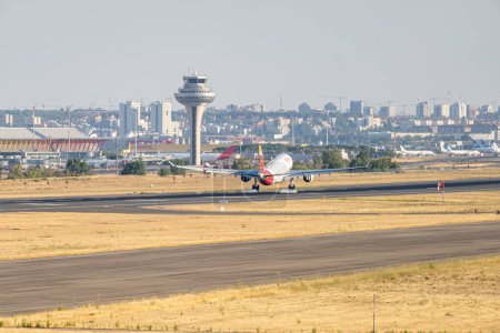 Téléchargez les photos : Airbus ibérique blanc, rouge et jaune a330-302 A333 immatriculé EC-MAA et train d'atterrissage abaissé pour atterrir à l'aéroport de Barajas, Madrid. - en image libre de droit