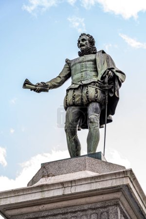 Foto de Madrid, España. 15 de mayo de 2023. Estatua de Miguel de Cervantes situada en la Plaza de las Cortes frente a Neptuno y frente al Congreso de los Diputados. - Imagen libre de derechos