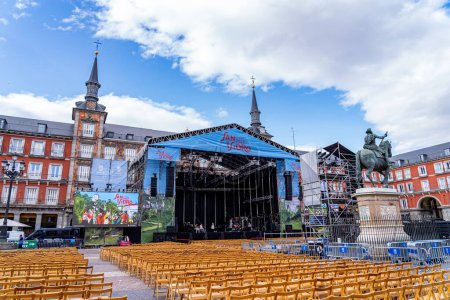 Téléchargez les photos : Madrid, Espagne. 15 mai 2023. San Isidro 2023 scène de spectacle de musique situé sur la place principale avec de nombreuses chaises pliantes en bois pour le public. - en image libre de droit