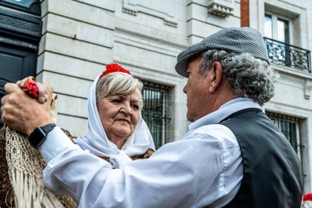 Téléchargez les photos : Madrid, Espagne. 15 mai 2023. Couples habillés en chulapos avec des costumes typiques de Madrid, dansant chotis dans le km 0 de la Puerta de Sol dans le centre de la ville. - en image libre de droit