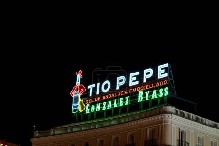 Téléchargez les photos : Madrid, Espagne. Le 2 juillet 2021. Panneau lumineux la nuit annonçant la boisson à Pepe avec le signe sol d'Andalousie embouteillé sur la place sol de madrid. - en image libre de droit