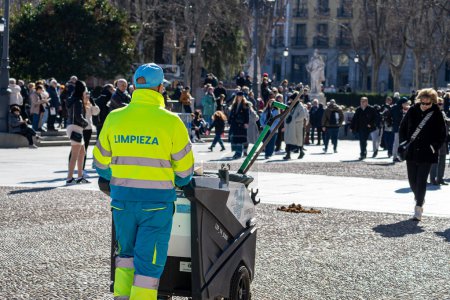Foto de Madrid, España. 1 de febrero de 2023. Trabajador de limpieza del ayuntamiento de Madrid con un carro de basura eléctrico trabajando en el centro de la ciudad. - Imagen libre de derechos